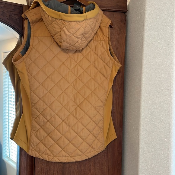 EUC Columbia Pilsner vest, tan/harvest gold, Small snap closure- w/o hood cord - Picture 3 of 4